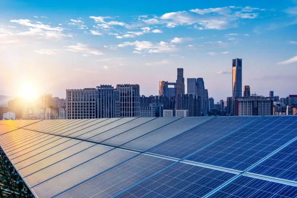 Empresa con nuevas filas de módulos solares instalados, reflejando cómo el sistema de paneles solares puede crecer si necesito más energía en el futuro sin reemplazar el equipo anterior.