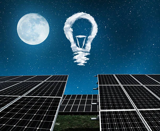 Paneles solares iluminados al atardecer en un negocio, mostrando de forma visual si los paneles solares generan electricidad de noche y cómo se aprovecha la energía acumulada.