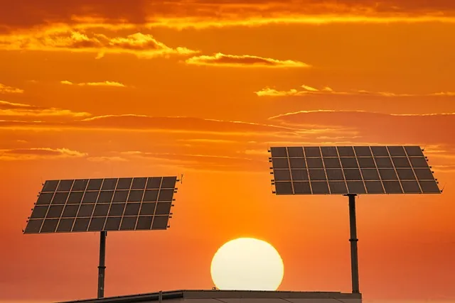 Fila de paneles solares instalados en techo de negocio, capturando la luz del sol y reflejando cómo sé cuánta energía están generando mis paneles solares.