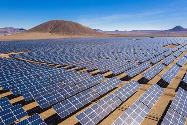 Paneles adicionales en un techo para mostrar que el sistema de paneles solares puede crecer si necesito más energía en el futuro según la demanda.