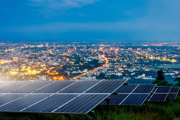 Edificio empresarial iluminado con energía renovable, representando cómo los paneles solares generan electricidad de noche mediante sistemas de respaldo energético.