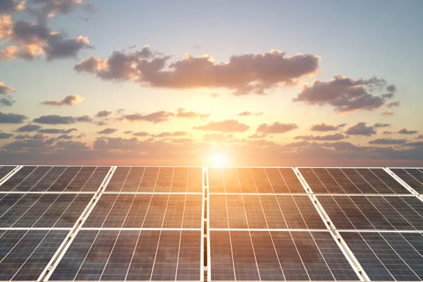 Paneles solares captando energía bajo un sol intenso que refleja cómo las condiciones del verano pueden incrementar el consumo energético ¿Es normal que en verano el recibo sea más alto con paneles solares?