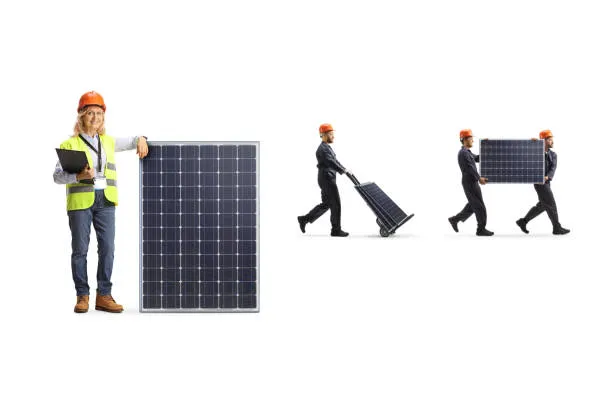Equipo profesional cargando paneles solares con técnicas seguras para su traslado durante una mudanza y garantizando su integridad ¿Qué pasa si me cambio de casa, puedo llevarme los paneles?