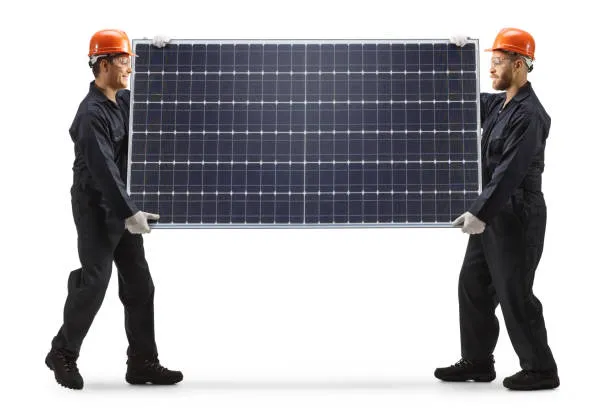 Dos técnicos levantando cuidadosamente un panel solar grande para prepararlo para su traslado y evitar daños durante el cambio de vivienda ¿Qué pasa si me cambio de casa, puedo llevarme los paneles?
