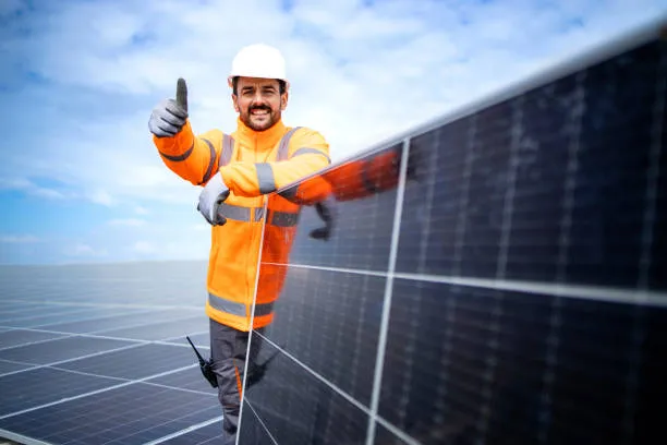 Profesional evaluando panel solar equipado con tecnología inteligente que optimiza su funcionamiento cuando ocurre un corte eléctrico ¿Qué pasa si se va la luz, los paneles solares siguen funcionando?