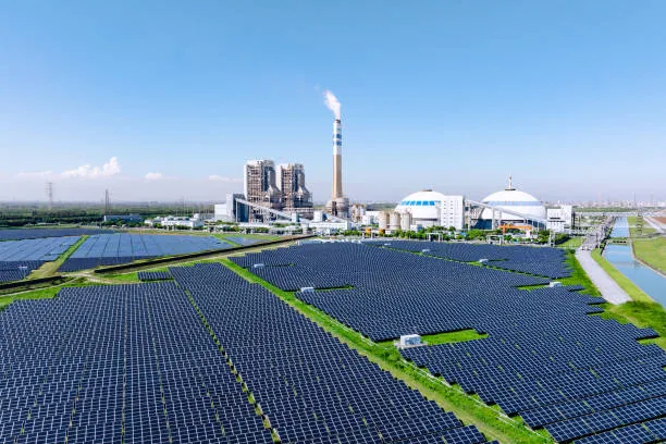 Paneles solares alineados en un parque industrial diseñados para mantener producción energética estable incluso cuando la red eléctrica falla ¿Qué pasa si se va la luz, los paneles solares siguen funcionando?