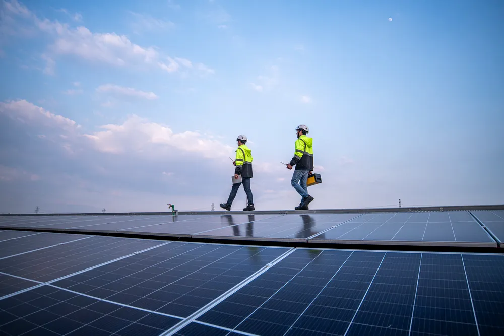 La inspección rutinaria de una granja solar en un techo industrial es crucial para el rendimiento a largo plazo, independientemente de si se opta por rentar vs comprar paneles solares para el negocio.