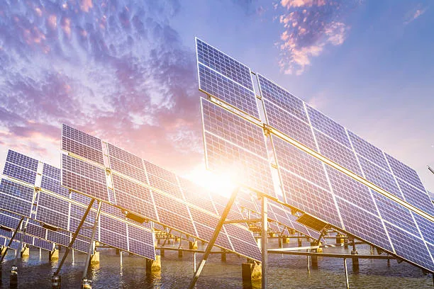 Estructuras de paneles solares en una planta fotovoltaica profesional destacando las ventajas de la energía solar pura