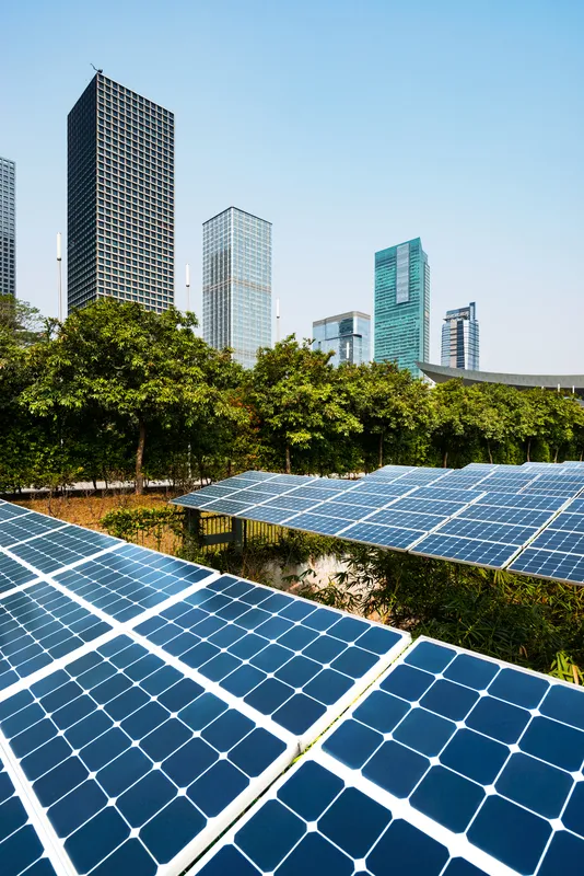 Integración de paneles solares en un entorno urbano, mostrando cómo la energía limpia coexiste con la infraestructura moderna y la renta vs compra de paneles solares residencial.