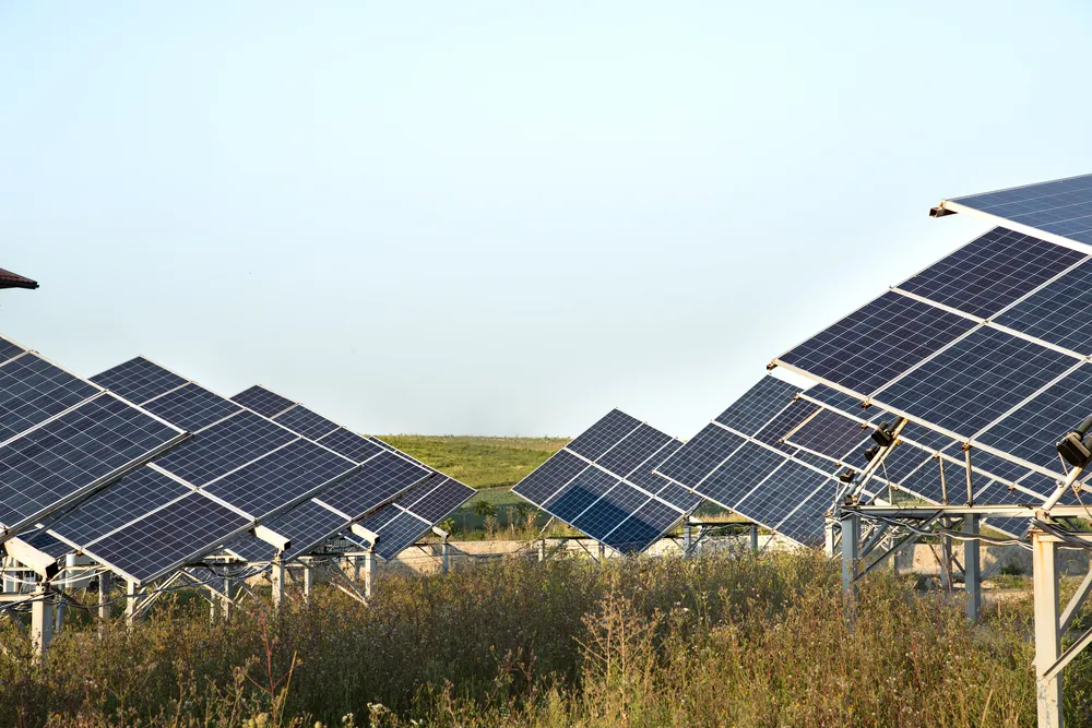 Estructuras metálicas muestran las ventajas de los paneles solares al integrarse con el entorno natural de forma segura.