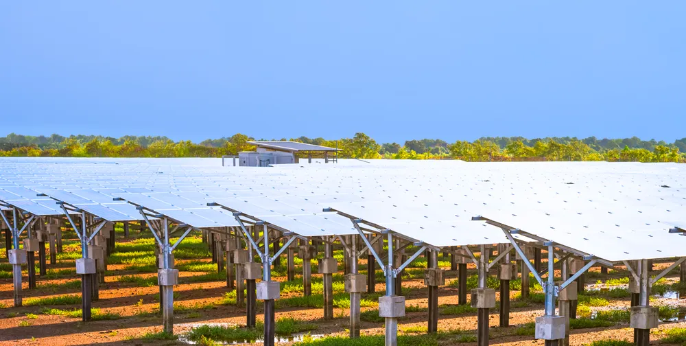 Una de las ventajas de los paneles solares es su capacidad de escala en grandes campos para abastecer a miles de hogares.