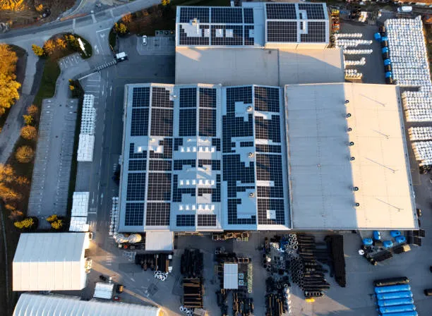 Gran planta de producción con cobertura total de placas para aplicar las ventajas de la energía solar en la industria