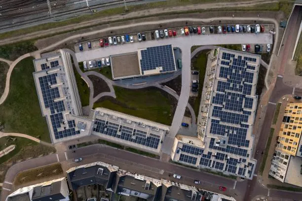 Fotografía aérea de una zona de edificios que cuenta con paneles para negocio en el techo