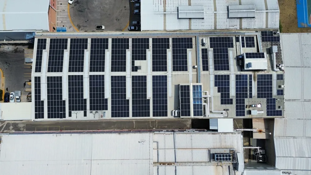 Caso de éxito en Zenergia: Fotografía desde arriba de la azotea de una empresa que tiene paneles solares.