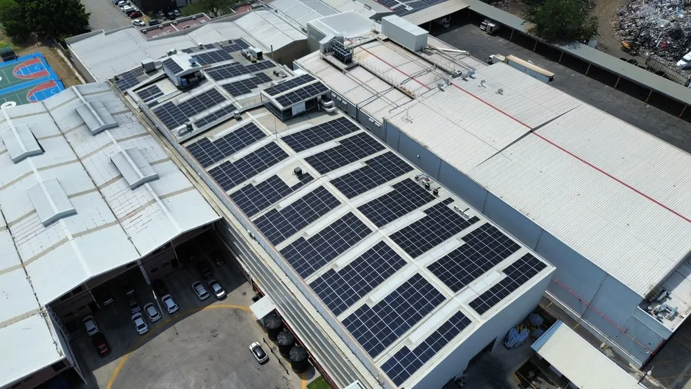 Ejemplo de un caso de éxito en Zapopan de Zenergia en instalación de paneles solares para reducir costos.