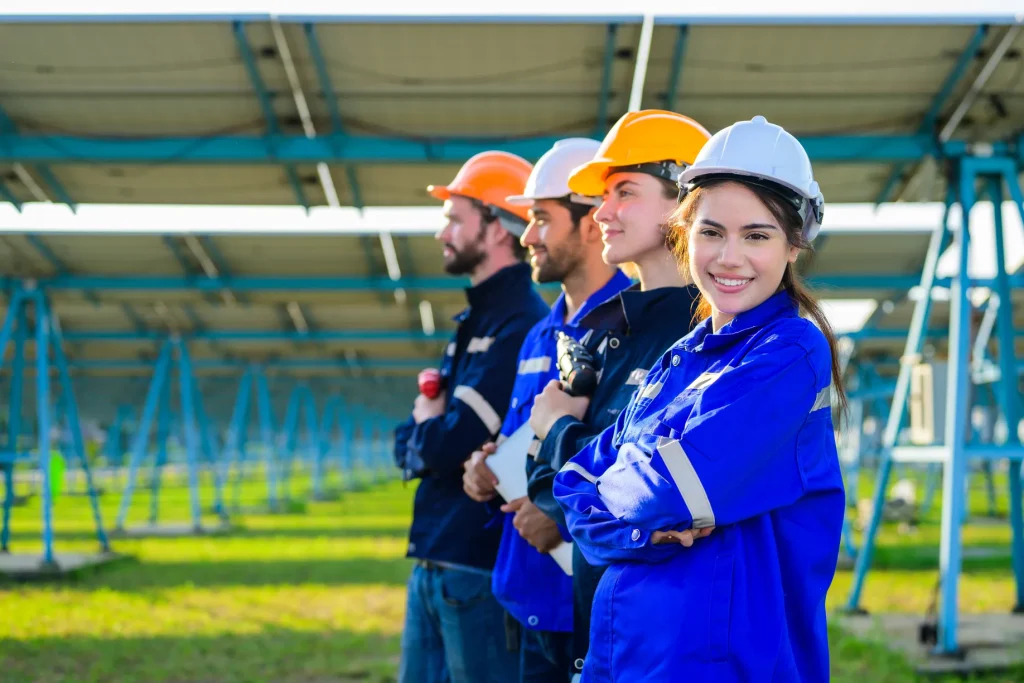 Especialistas en energías renovables de la Asociación Mexicana de la Industria Fotovoltaica posando frente a estructuras solares listos para iniciar una nueva obra sustentable.