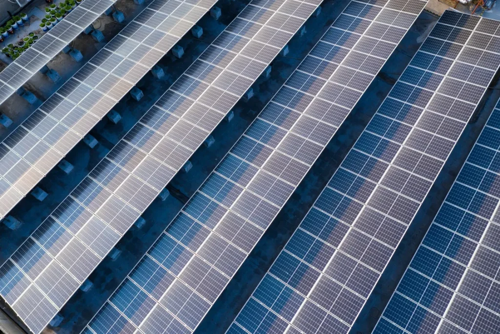 Vista desde el aire de un sistema solar industrial que explica cuánto ahorra un restaurante con paneles solares hoy.