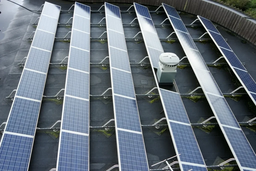 Estructuras de aluminio sosteniendo placas para calcular cuánto ahorra un restaurante con paneles solares eficientes.