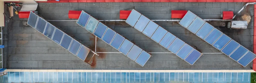 Colectores solares térmicos en azotea que demuestran cuánto ahorra un restaurante con paneles solares para su caldera.