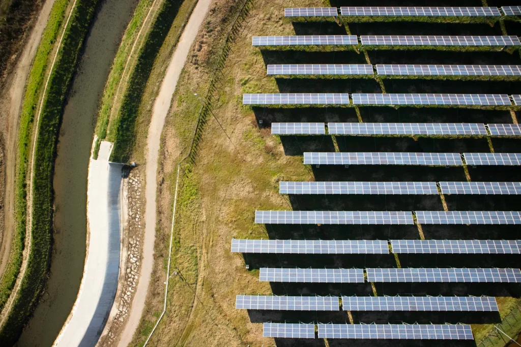 Toma aérea de paneles solares en Cocula alineados perfectamente para aprovechar al máximo la radiación solar diaria