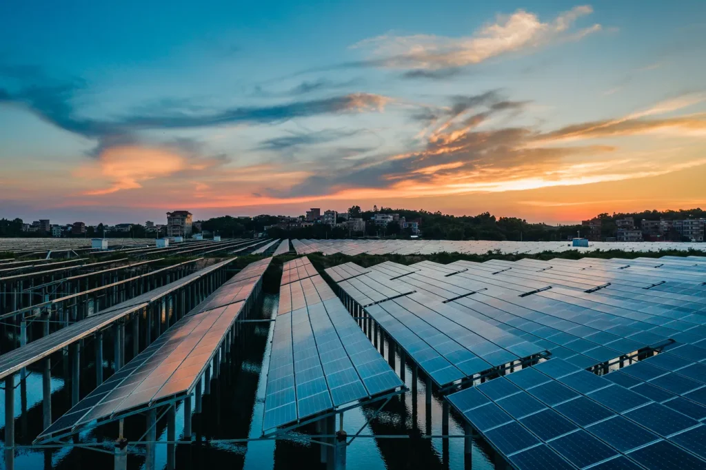 Proyecto de paneles solares en Tala instalados sobre una superficie de agua para mejorar la eficiencia del sistema hoy.