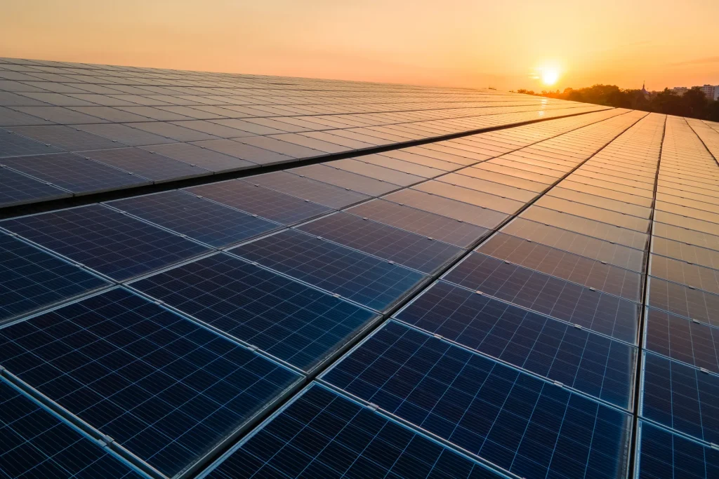 Paneles solares al atardecer para reducir cuánta energía consume un minisplit en México y ahorrar en el recibo CFE.