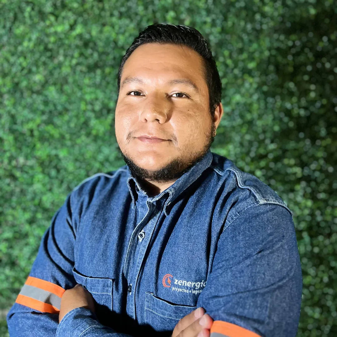 Daniel Sainz, supervisor técnico de una empresa de paneles solares, con camisa de mezclilla y brazos cruzados.