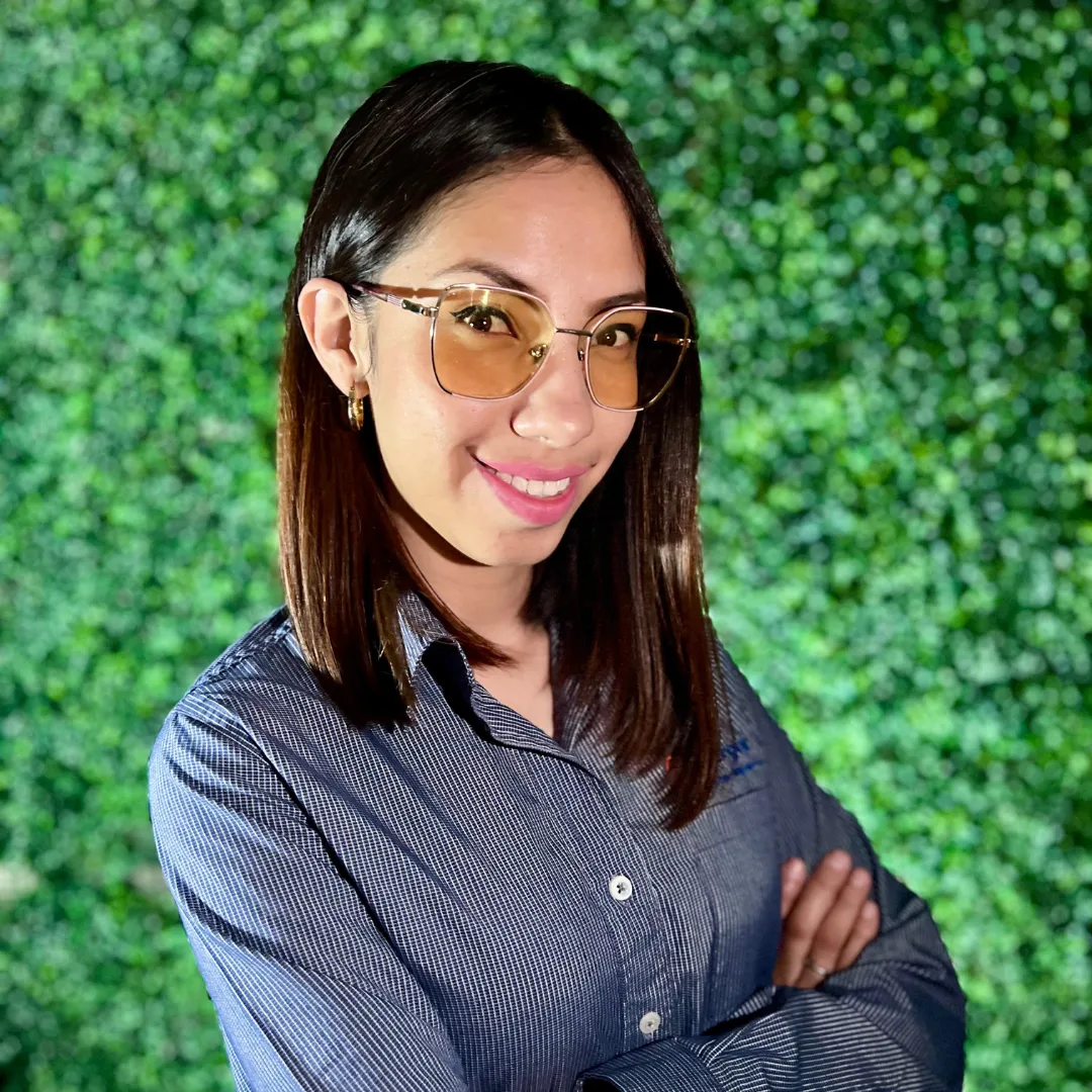 Sarahí León, encargada de reclutamiento en nuestra empresa de paneles solares, utilizando gafas de sol en una toma de perfil.