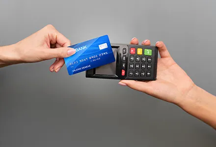 Pago con tarjeta en terminal para iniciar el financiamiento de paneles solares.