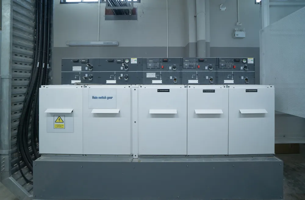 Banco de capacitores industriales de media tensión para corrección de potencia.