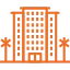 Icono lineal naranja de un edificio de hotel con palmeras. Paneles solares en Guadalajara para hoteles y turismo.