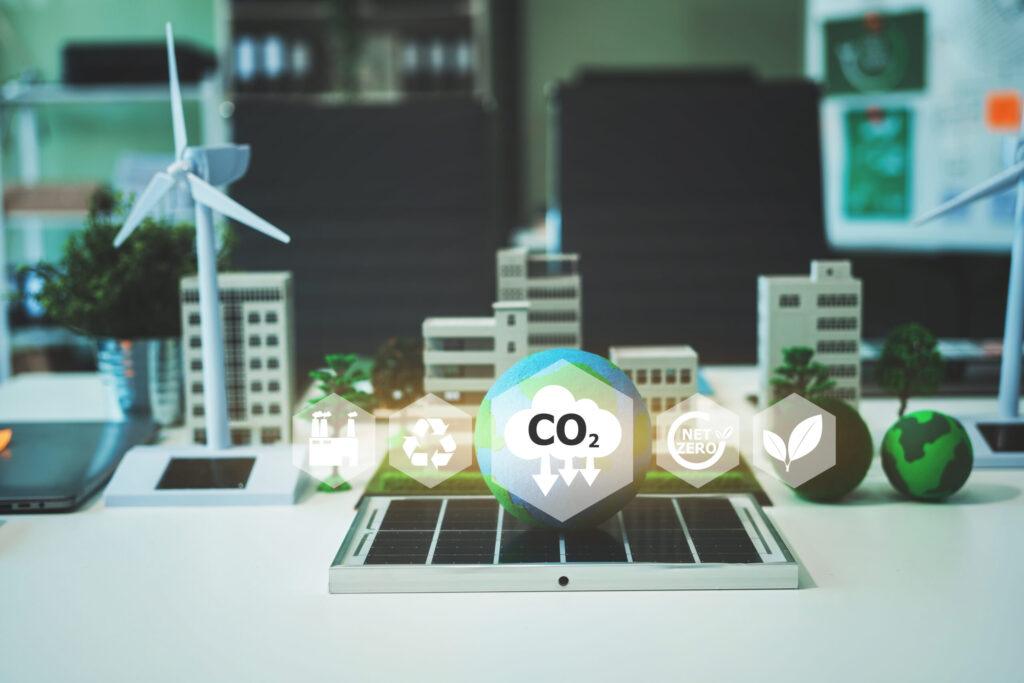 Maqueta de ciudad sostenible que muestra cómo reducir la huella de carbono paneles solares.