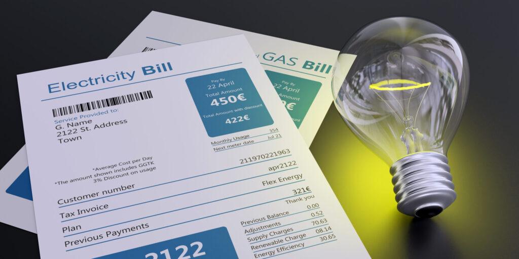 Recibo de luz y gas con bombilla, representación del aumento de las tarifas CFE 2026.
