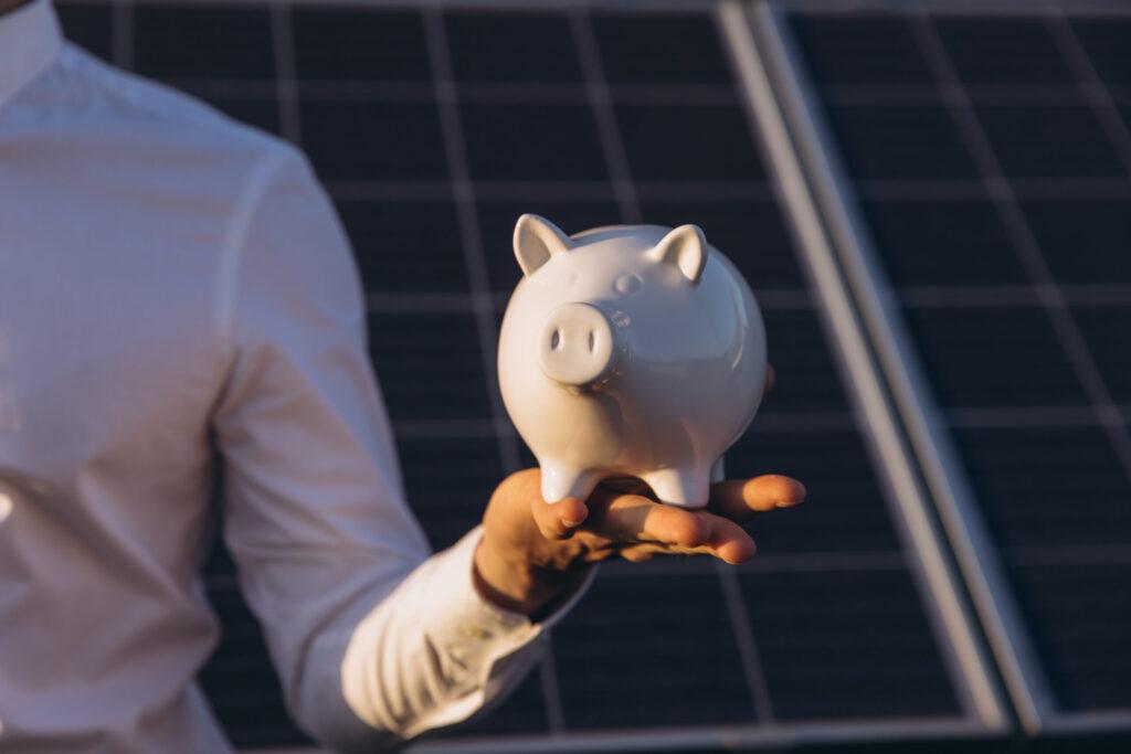 Ahorrar dinero frente a las tarifas CFE 2026 gracias a sistemas fotovoltáicos para empresas.