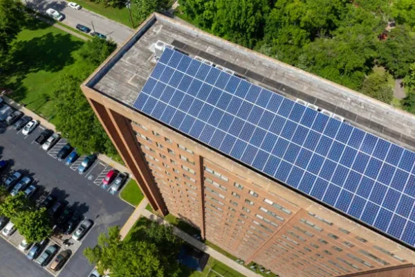 Renta de paneles solares instalados en el techo de un edificio, ofreciendo una solución ecológica y económica.