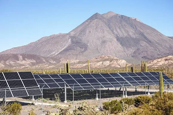 Campo solar con montañas al fondo, ejemplo visual de las tendencias en energía solar en México para 2025