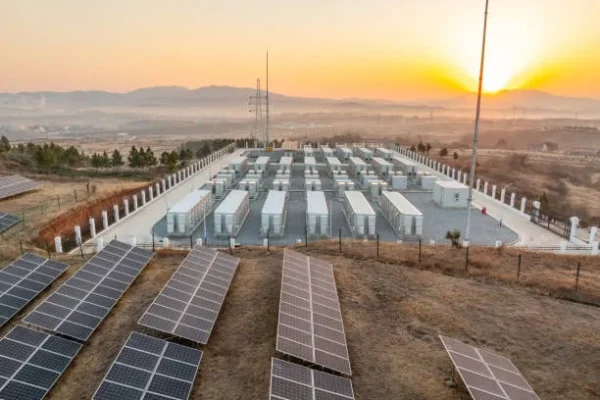 Conjunto de baterías al pie de una instalación fotovoltaica, mostrando usos de baterías para paneles solares